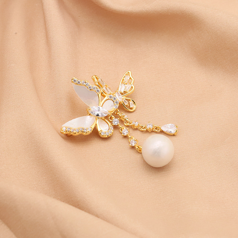 Estilo japonés y coreano ~ broche de perlas de agua dulce natural mariposa micro con incrustaciones de circón accesorios de temperamento de alta calidad chapado en oro de 18K