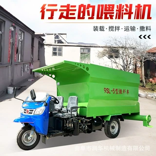 自走式柴油三轮撒料车育肥牛草料投喂机操作简单液压刮板自动出料