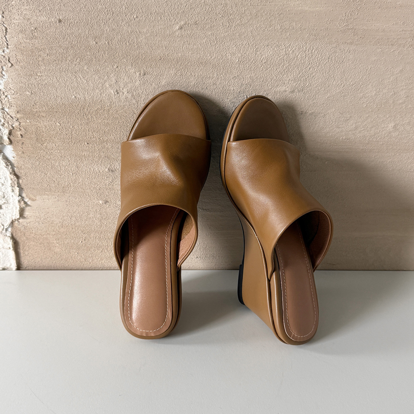 Sandal hở mũi nữ da dê gót nêm 5,5 cm quai ngang kiểu Hàn — đen