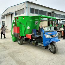 牛羊草料抛撒车图片自走式四轮抛料车养殖场草料青储均匀投喂车