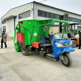 牛羊草料抛撒车图片自走式四轮抛料车养殖场草料青储均匀投喂车