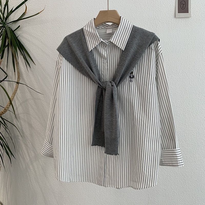 熊の刺繍は襟をめくって、長袖の中の長いストライプのゆったりしたシャツの上着のニットのショールの2つのセットの女性を掛けます。|undefined
