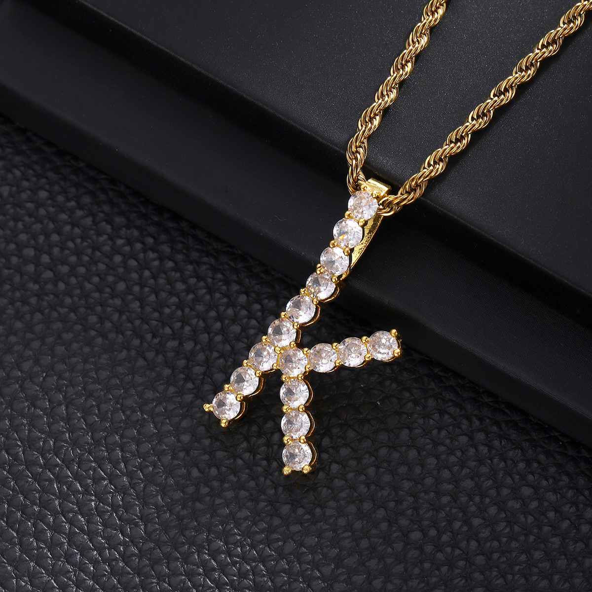 Moda cross-border rock hip-hop punk zircon cursiva colgante al por mayor personalidad de joyería de alta humedad