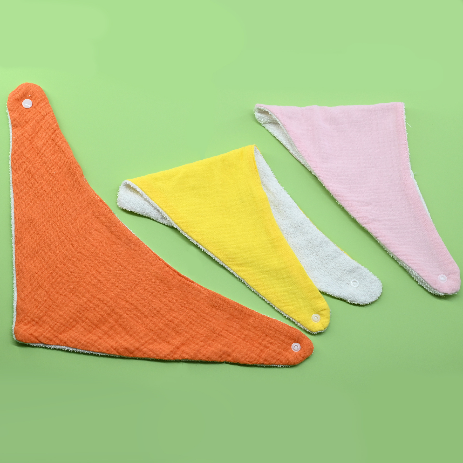 Un tipo de toalla de saliva para bebés babero de gasa de algodón puro toalla triangular anti-vómitos para recién nacidos tela babero para bebés