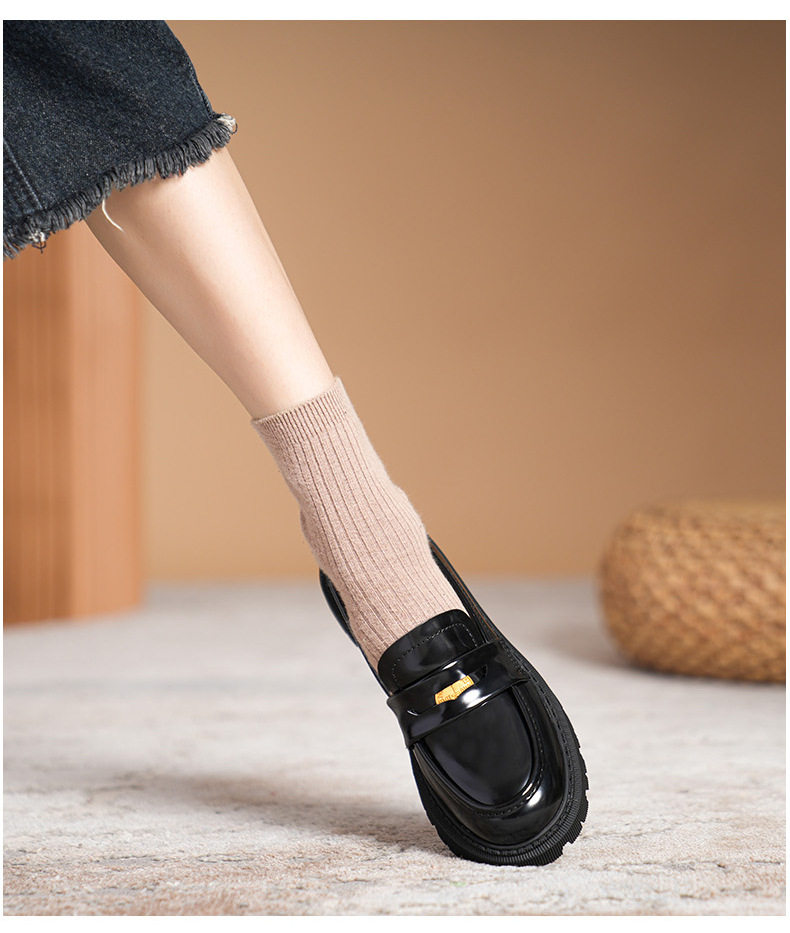 Giày lười nữ da bóng đế dày gót vuông 3–5 cm thêu họa tiết hoa văn và đồng xu nhỏ thủ công — Màu đen chi tiết 8