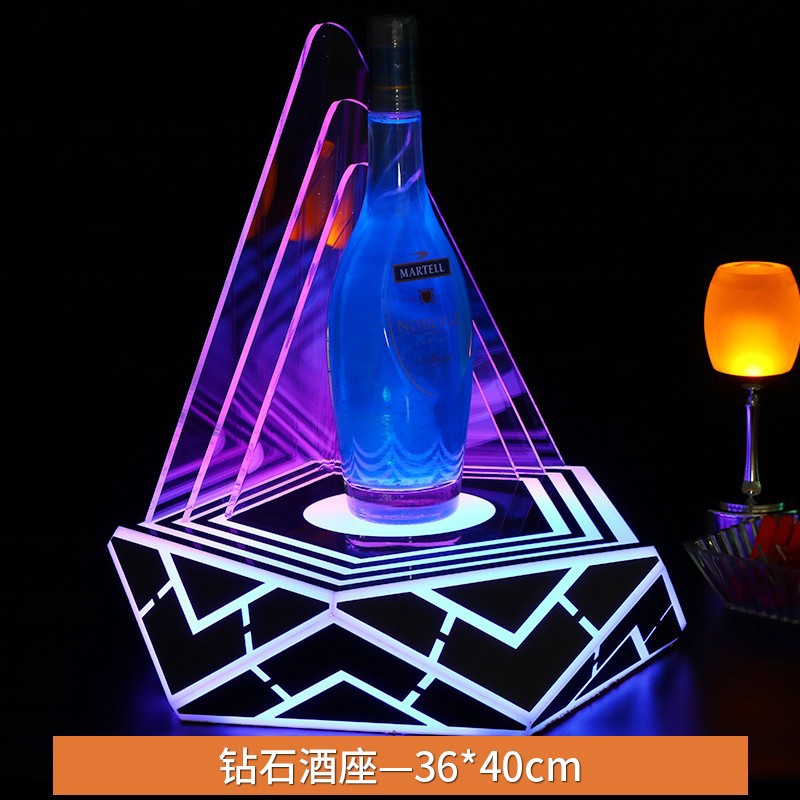 Portavino de diamantes con luz colorida.