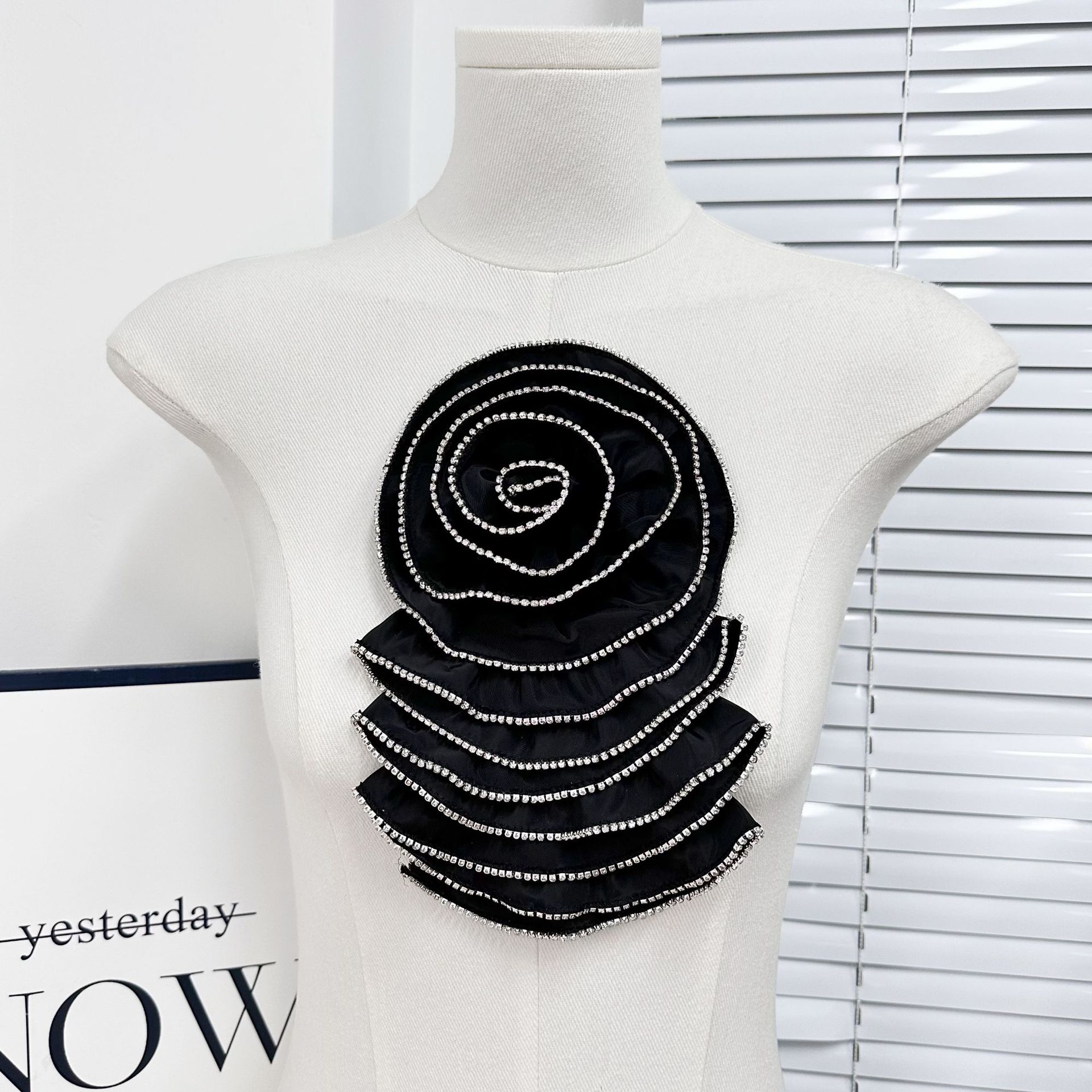 Nueva tela de alta calidad en blanco y negro multicapa clavos tridimensionales perforación flor vestido tocado para el cabello joyas hechas a mano