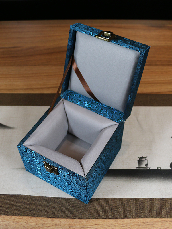 Retro botón cuadrado caja de embalaje jar de arena púrpura Jianzhang caja de regalo de lino flip brocade caja de porcelana incienso caja vacía inscripción