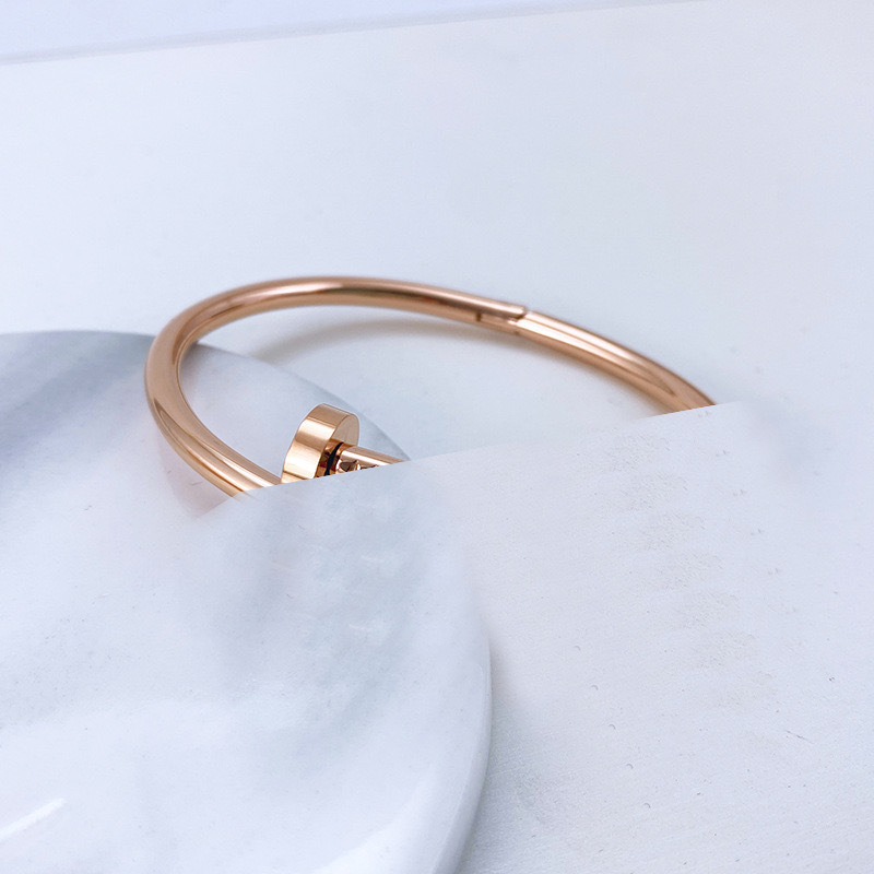 Estilo europeo y americano clásico transfronterizo acero de titanio oro rosa no se desvanece pulsera con forma de clavo celebridad de Internet pulsera de moda de lujo ligero mujer