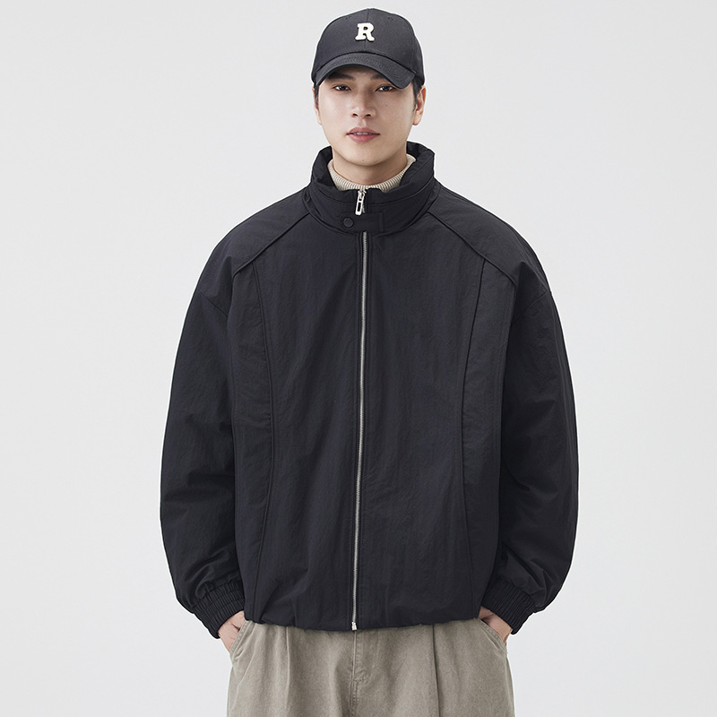 Chaqueta de plumón ligera de cuello vertical para hombres invierno 2025 nuevo estilo de alta sensación suelta corta engrosada chaqueta de hombre otoño invierno