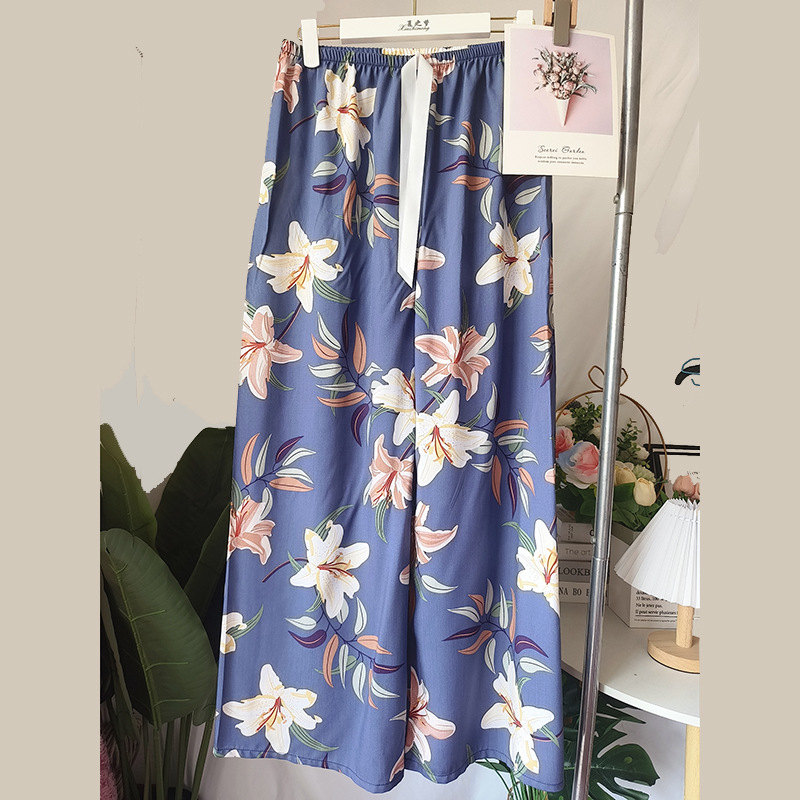 파란색 배경에 흰색 꽃