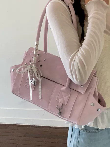 Sweet and cool rivet motorcycle bag, versatile shoulder bag, crossbody bag, 2026 new collection, high-quality, niche design, women's bag