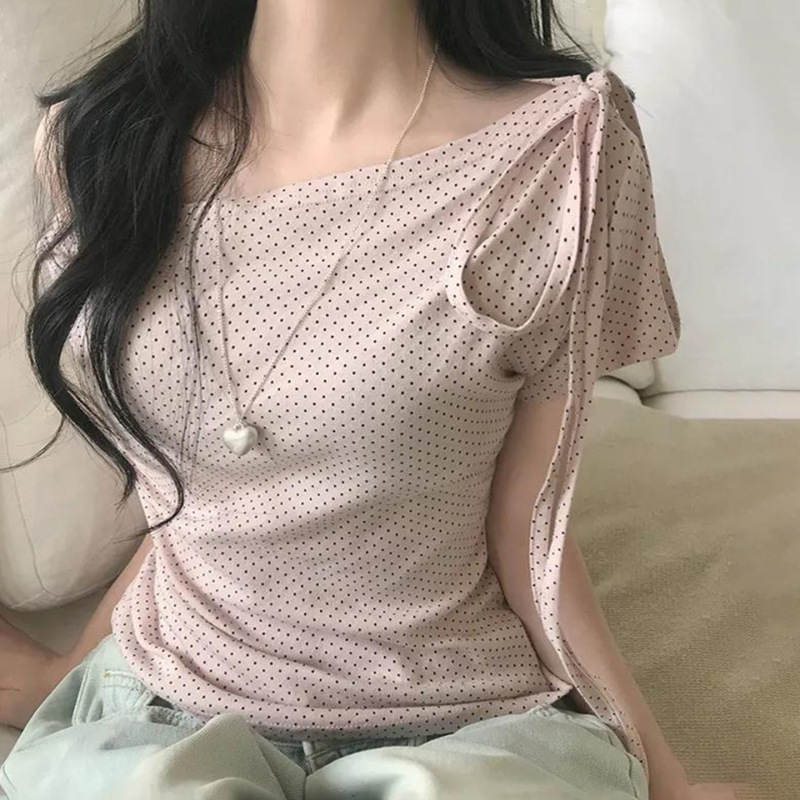 夏の新しい女性の服 2025ins インターネット有名人の純粋な欲望スタイルの女の子水玉プリントオフショルダーレースアップ半袖 Tシャツ卸売|undefined
