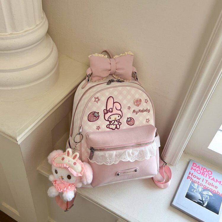 Fashionable and trendy, the backpack makes you more attractive Fashionable and trendy, the backpack makes you more attractive