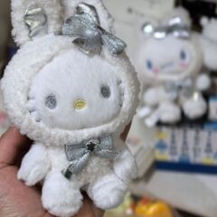 初雪のウサギのぬいぐるみ