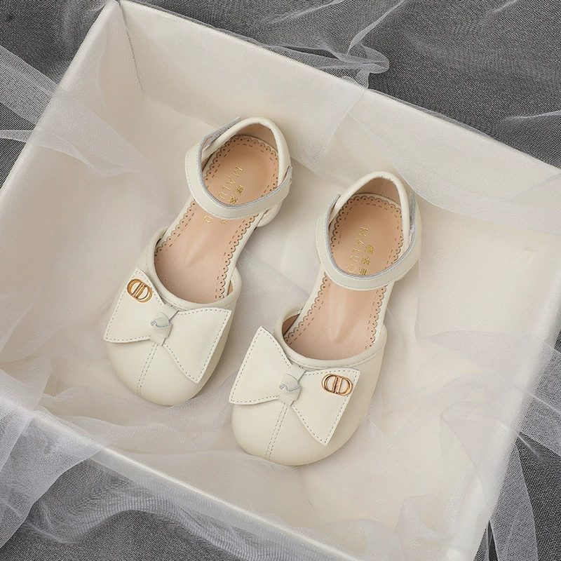 Кожаные женские сандалии Баотоу 2025 новый летний стиль маленькая девочка мягкая подошва кроссовки принцессы дикие детские кожаные туфли одиночные туфли