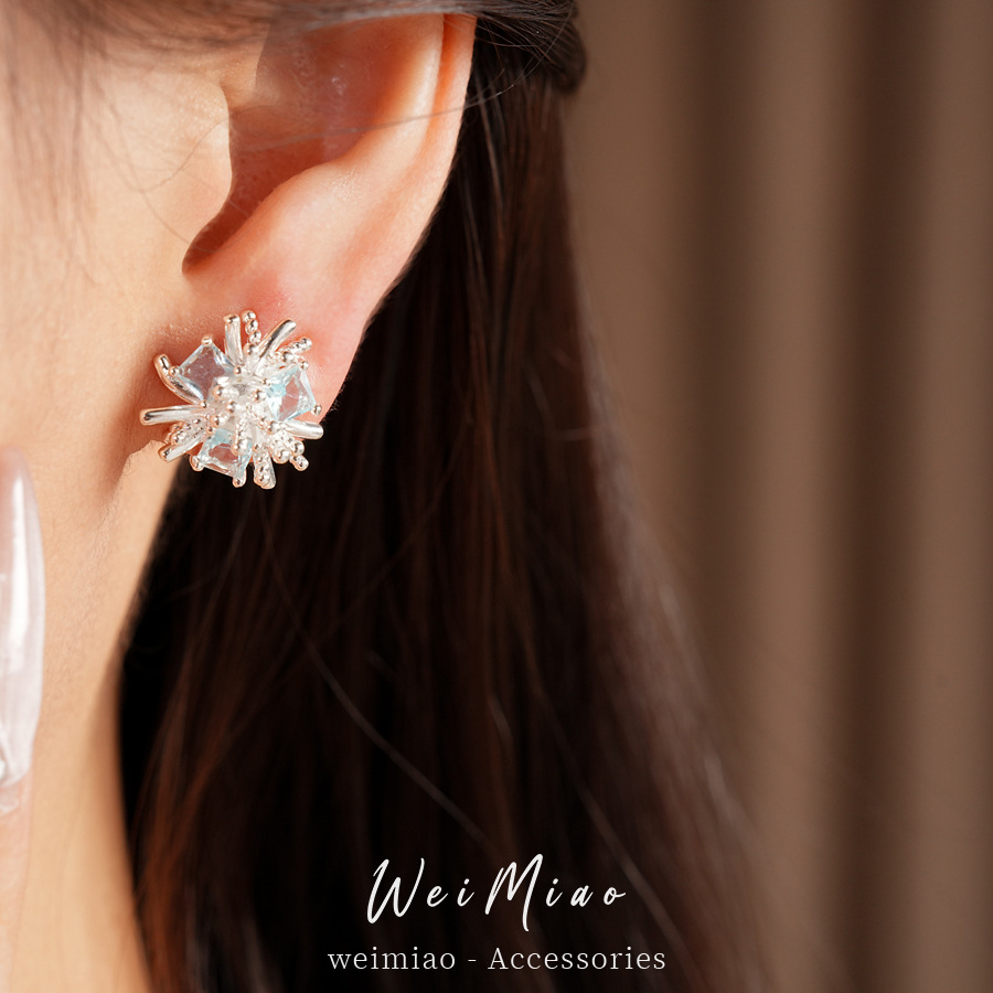 Agujas de plata, pernos de flores de piedra, personalidad simple, nicho, aretes de moda, aretes de lujo ligero, aretes de alta calidad al por mayor.