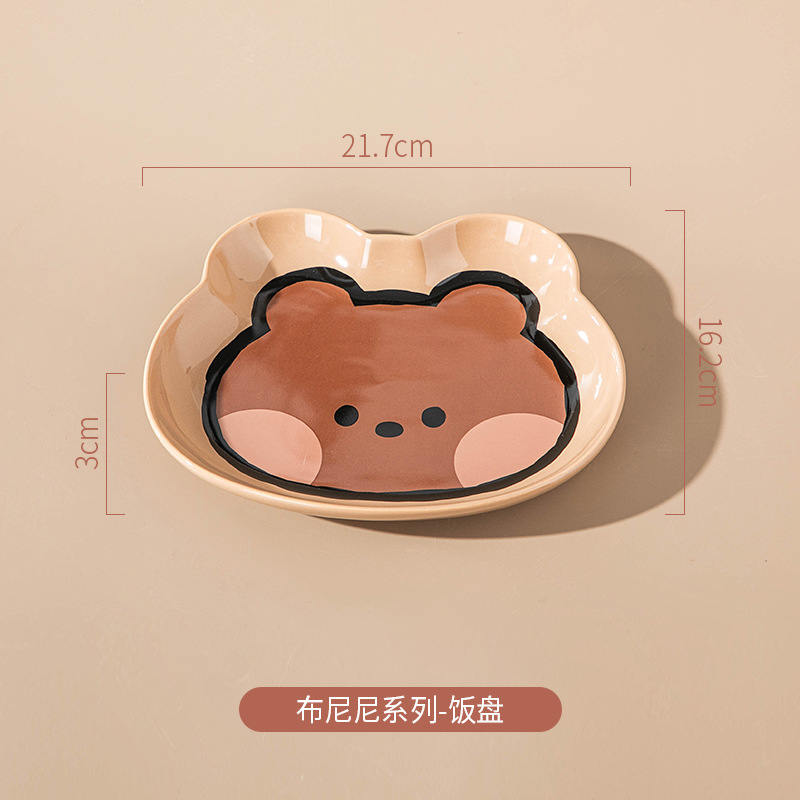 ブラウン熊はハンドル付きの陶磁器焙煎チーズグラタンを持っています。|undefined