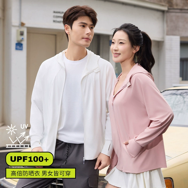 Спотовые мужчины и женщины имеют одинаковый солнцезащитный крем из ледяного шелка