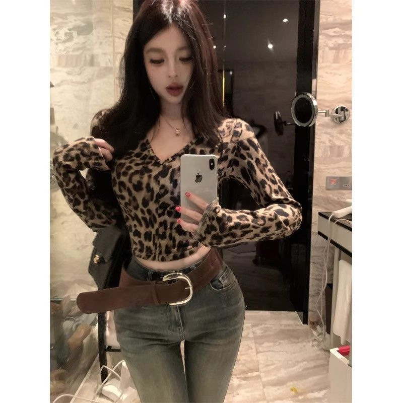 American Leopard Print Long-Sleeved T-Shirt for Women in Autum Sexy V-Neck Short Top Bottoming Shirt with Great Look Inside