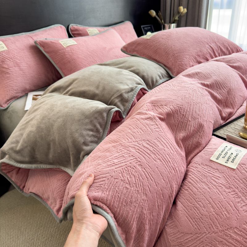 Juego de cama de terciopelo de leche de color sólido simple de cuatro piezas 2024 nuevo juego de sábanas de edredón de terciopelo de coral grueso de invierno de tres piezas