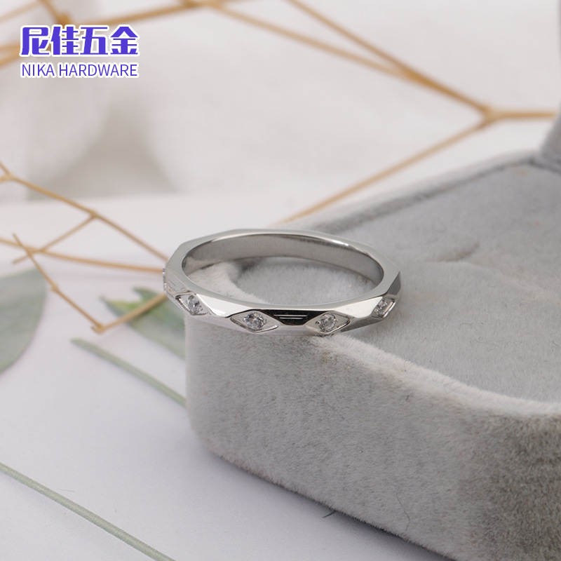 ステンレスの菱の紋様の狭い版は人工のジルコンの指輪を象眼します。