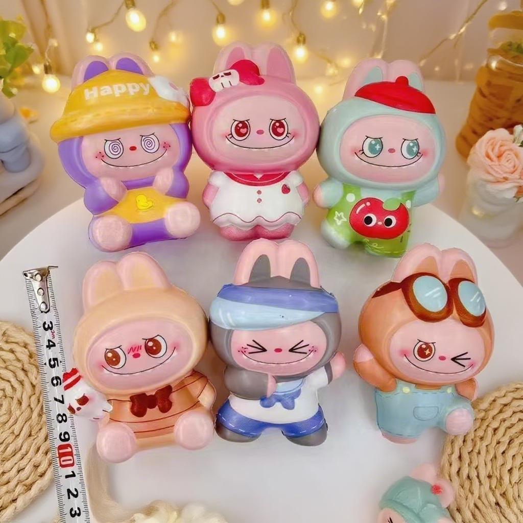 Explosiones de muñecas de llaves de dibujos animados descompresión creativa pellizco juguetes colgantes de estandos de fábrica