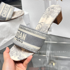 対外貿易D家ハイヒールのスリッパの女性2024早春刺繍面羊皮一字型太さと4.5cmスリッパ卸売り