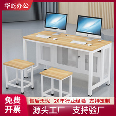学校の機械室のコンピュータのデスクのクラスのコンピュータのデスクトップの小学生の教室のマイクロ機械室の2人の学生のテーブルと椅子