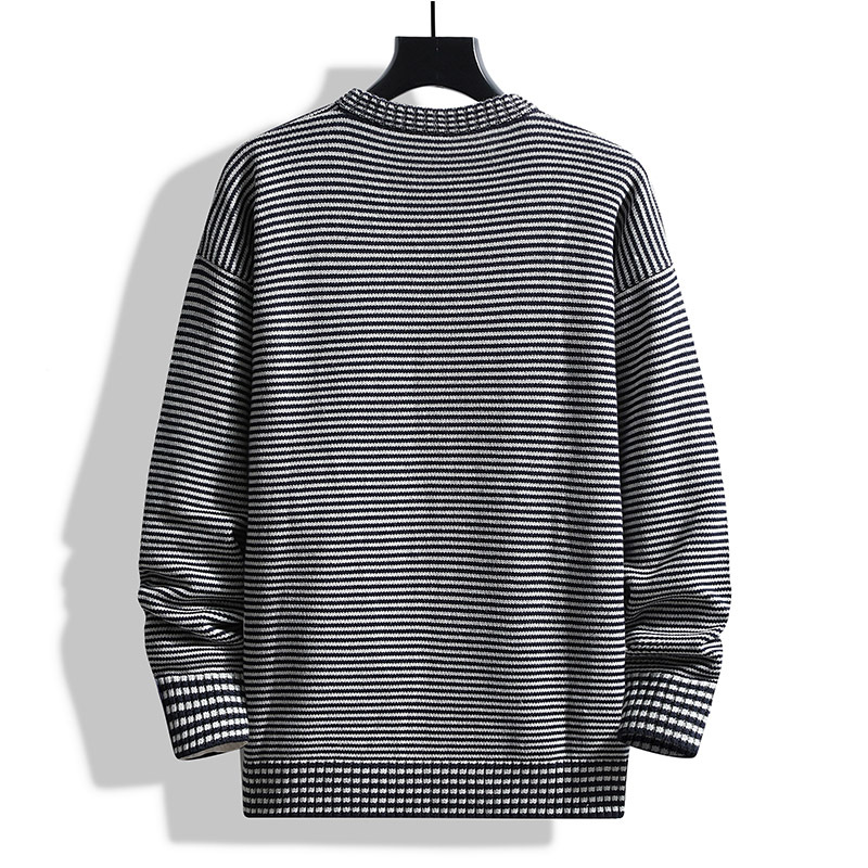 Maglione lavorato a maglia semplice e caldo, spesso e largo, con scollo rotondo, da uomo_voghion.com