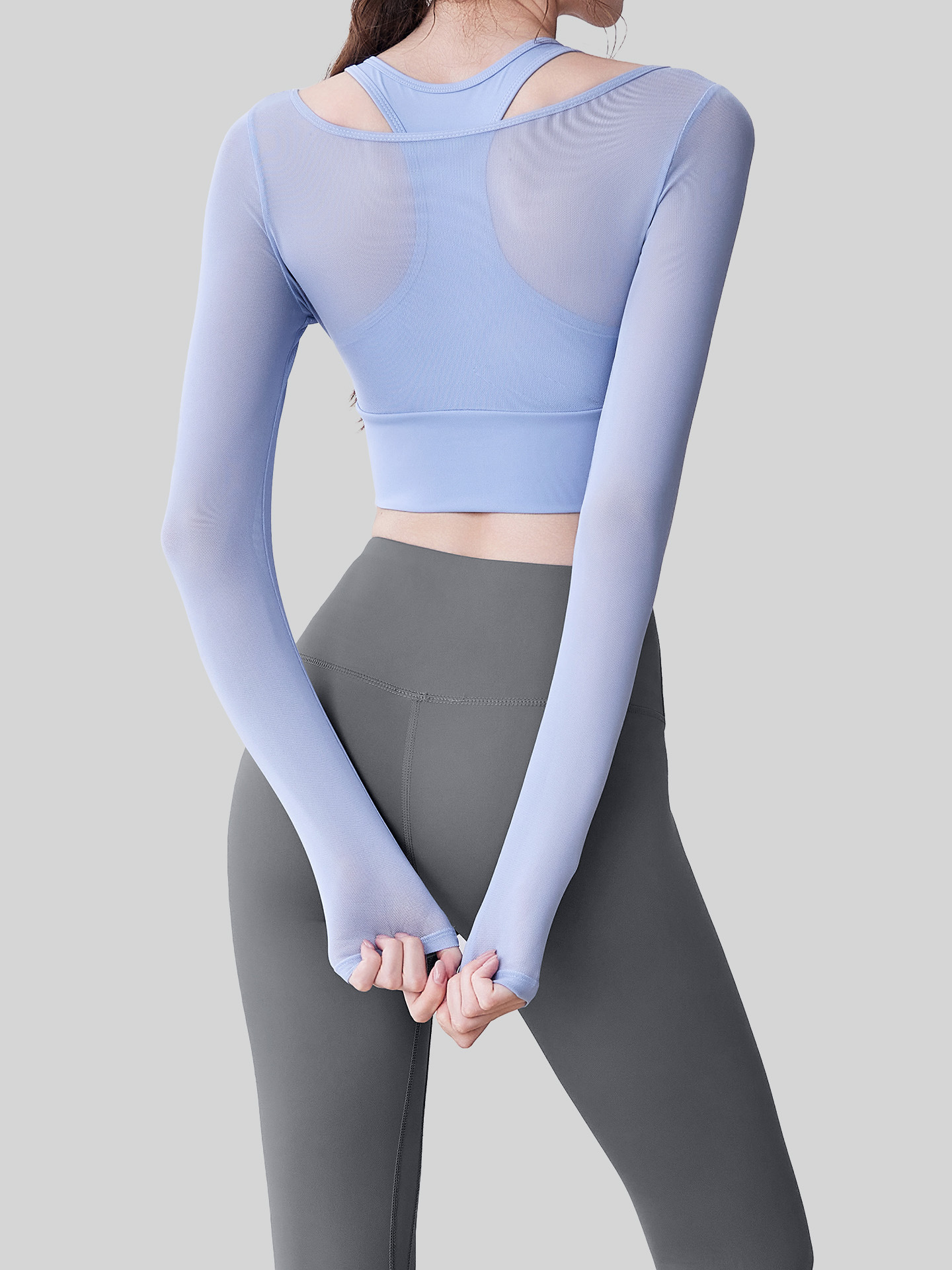 Juyi Tang Red Yoga Set de mujeres sin sujetador mostrando ropa de fitness