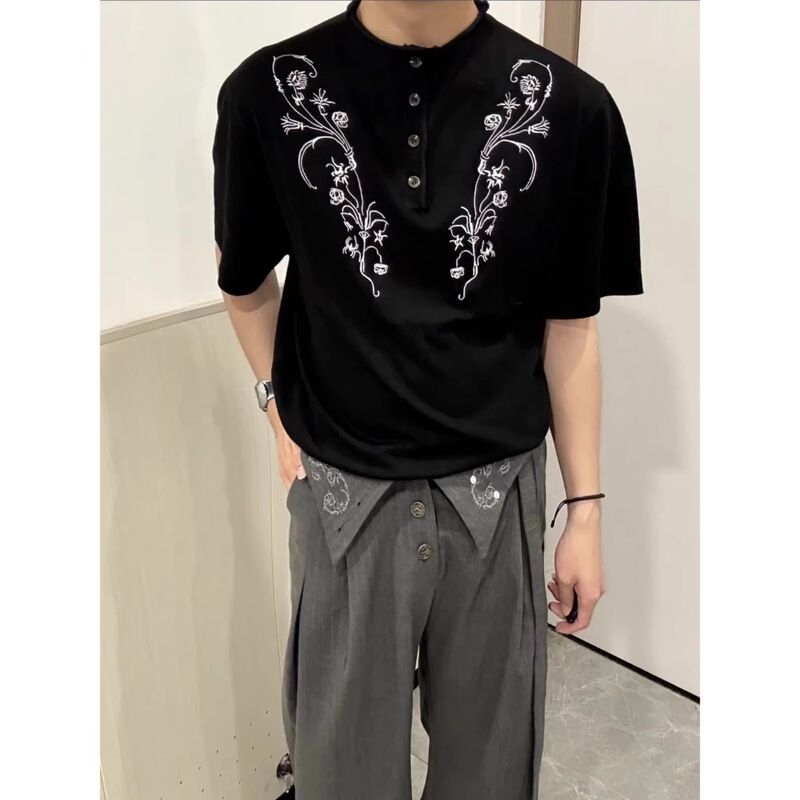 Ice Silk Henley Collar Old Money Style Knit T-Shirt V-Neck Embroidered Cool and Versatile American Retro Rolled Edge Breathable Short T-Shirt Ice Silk Henley Collar Old Money Style Knit T-Shirt V-Neck Embroidered Cool and Versatile American Retro Rolled Edge Breathable Short T-Shirt