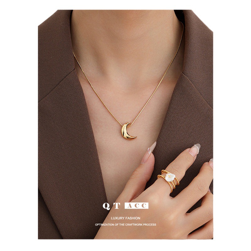 Moda europea y americana simple elegante collar de acero de titanio forma de luna diseño colgante Cadena de clavícula personalidad collar de todo fósforo para las mujeres image 1