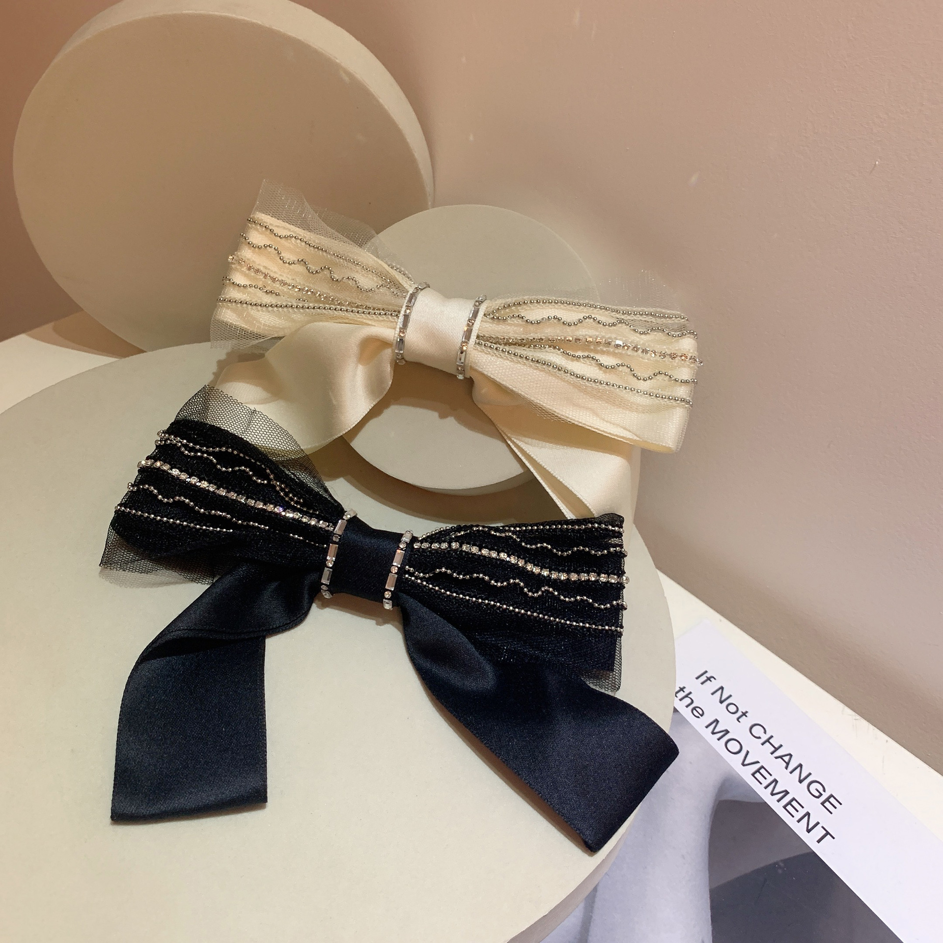 Sophisticated hairgrip with bow