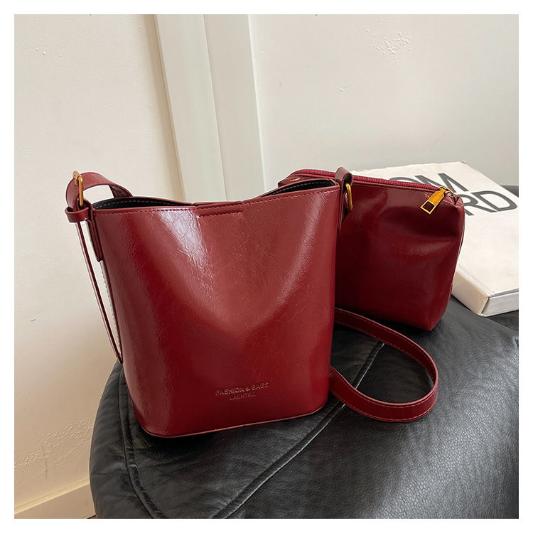 This year, the retro and fashionable women's 2024 new models are popular. This year, single-shoulder crossbody bags, large-capacity hand-held bucket bags, and cross-border bags are all in vogue undefined