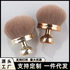 大きいサイズの印鑑はキノコの頭をブラシして化粧をします。
