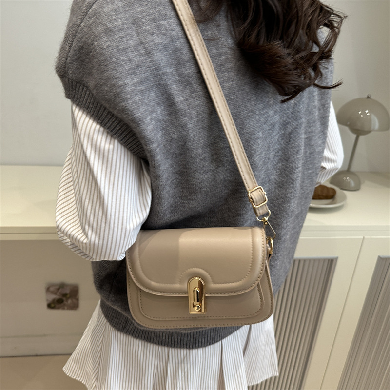 Bolsos pequeños súper calientes para mujer otoño e invierno retro todo-fósforo 2024 nueva moda bolso de mensajero de un solo hombro popular este año