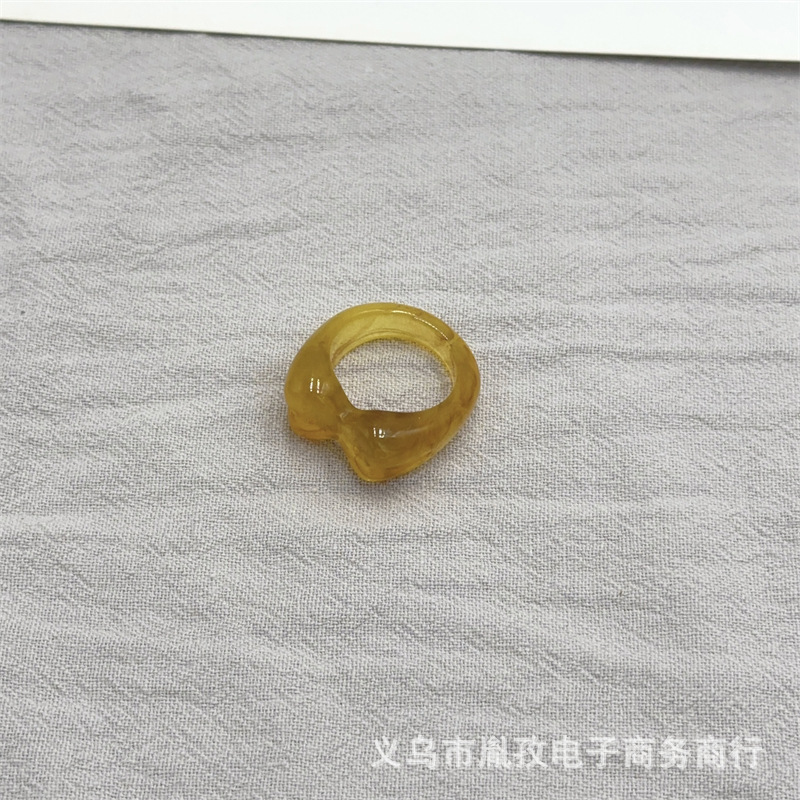 Japonés y coreano transfronterizo nuevo anillo de arco de efecto de nube de resina fresco dulce viento red anillo de diseño rojo