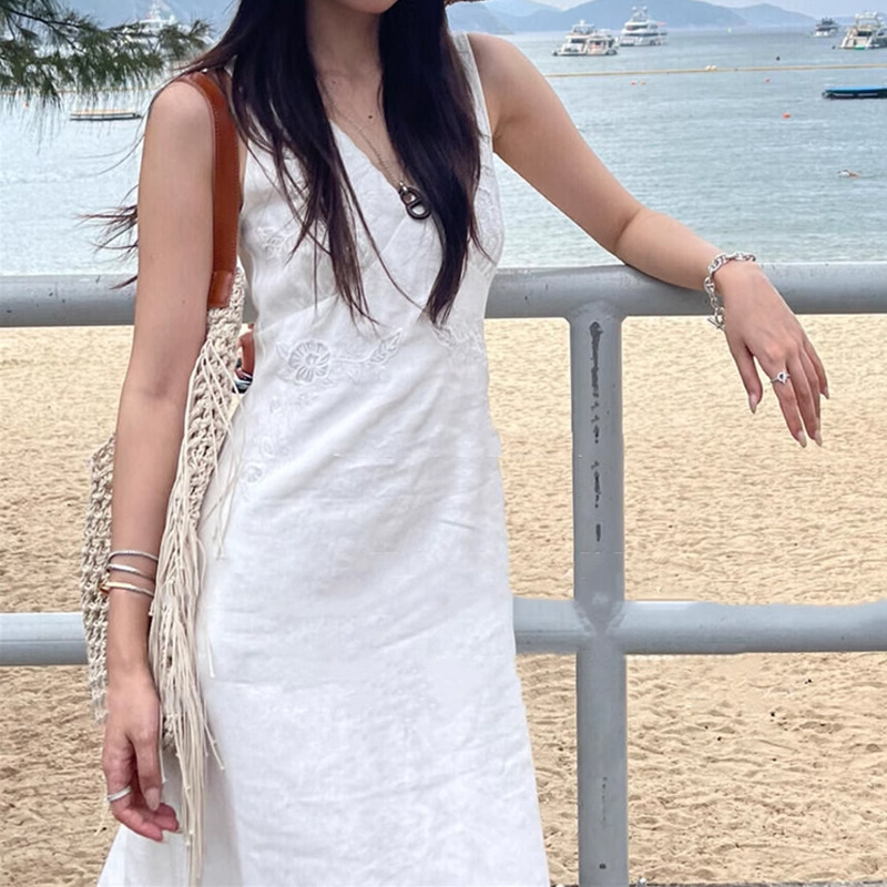 2025超火夏天巨好看的海边度假白色v领刺绣印花亚麻背心连衣裙女|undefined