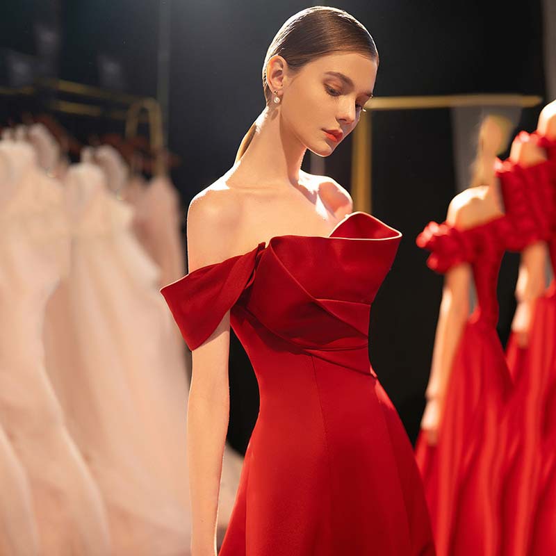 敬酒服2024年秋夏新款新娘修身性感缎面一字肩订婚晚礼服女