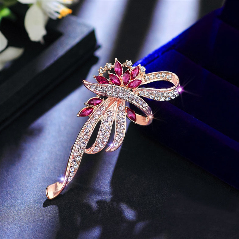 Exquisite, hochwertige Damenbrosche aus violettem Katzenaugen-Stein, verziert mit Diamanten, aus einer Legierung – ein elegantes Accessoire für jeden Anlass._voghion.com