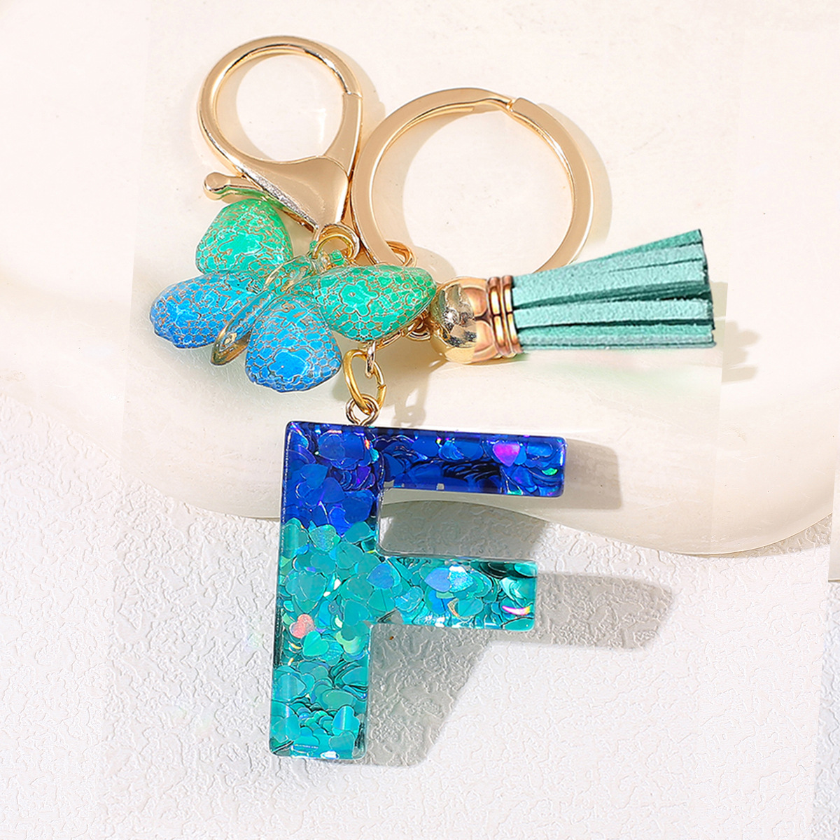 Amazon 26 letras llaveros bolsos damas colgantes colgantes sequillas letras bordas mariposa llaveros