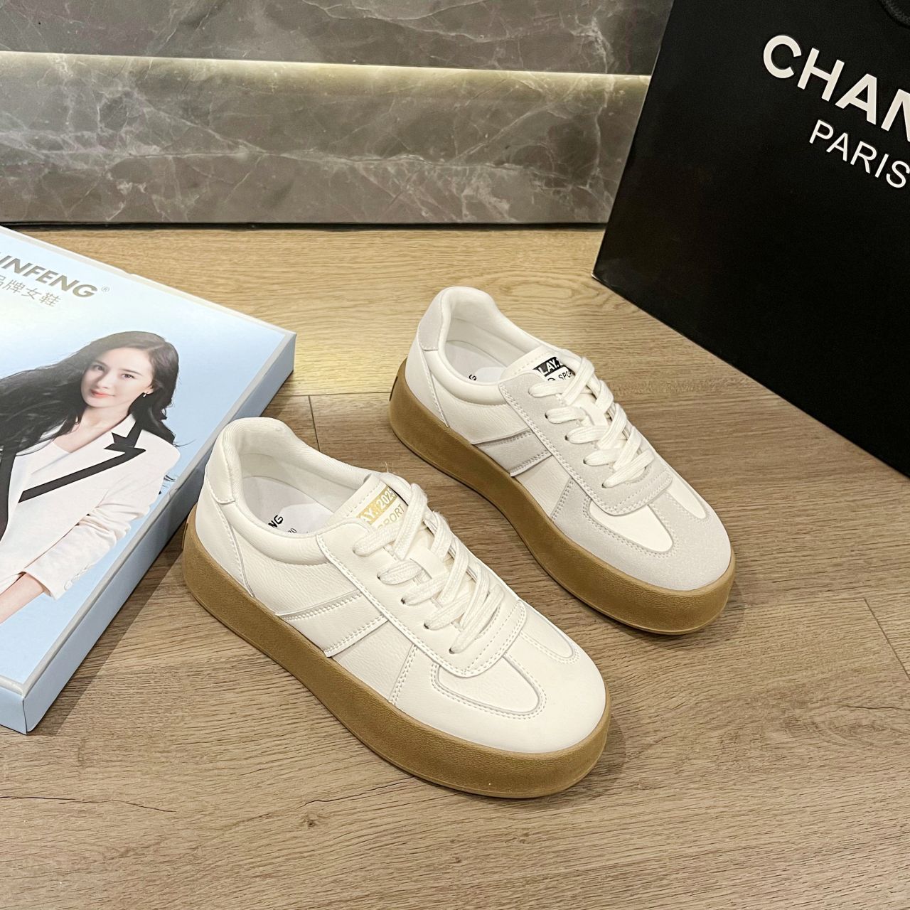 Zapatos de entrenamiento vintage de base gruesa para mujeres, primavera y otoño de 2025, nuevos zapatos de skate casuales de altura universal, zapatos deportivos blancos.