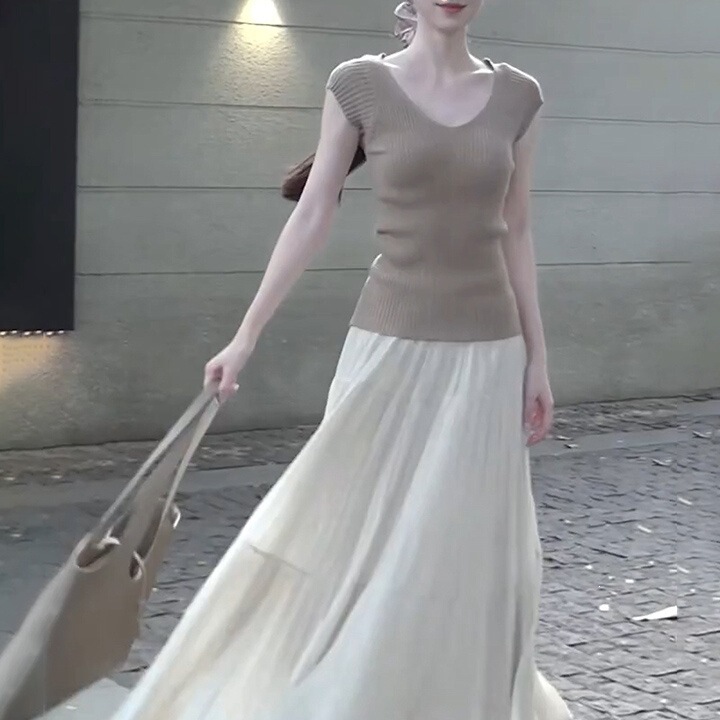 Knitted Short-Sleeve Top with Gentle Drape and Pleated Long Loose-Fitting Fairy-Style Vintage Skirt Set for Women, Khaki Top