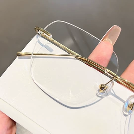 框架眼镜;眼镜片;太阳镜