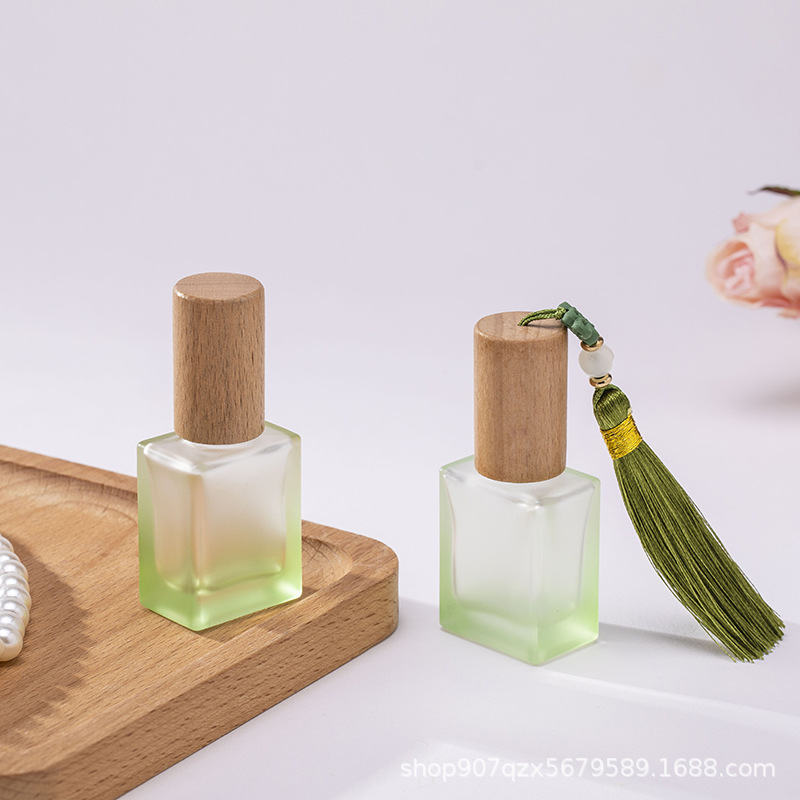 现货10ml中国风磨砂彩色分装瓶胡桃木滚珠精油瓶中国结榉木香水瓶