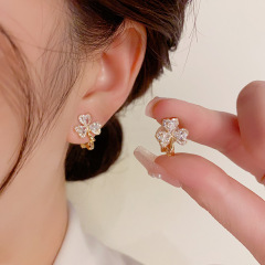 ネットの赤いタイプの軽くて豪華で精巧な気質のジルコンの3葉の花の耳はファッションの大衆の設計感の高級感の甘いイヤリングを挟みます。