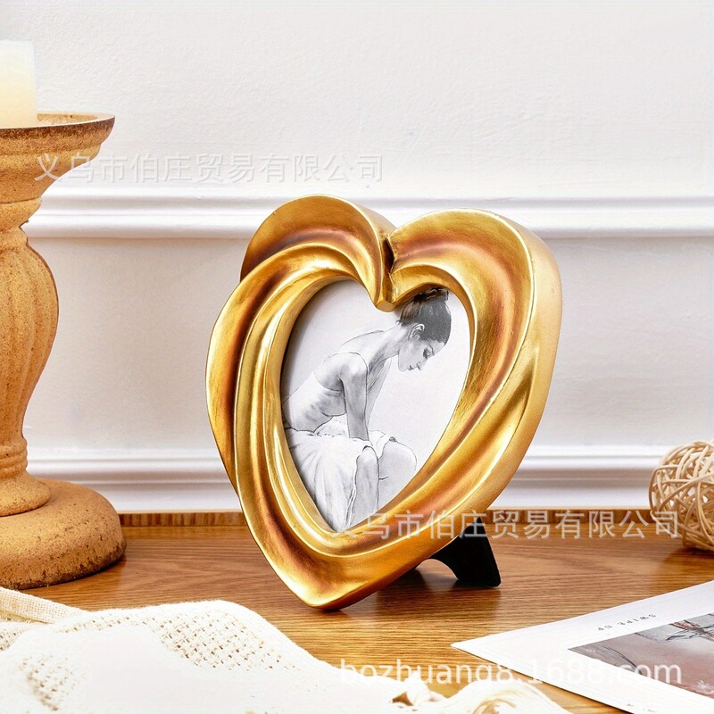 1PC European retro heart-shaped gold retro pattern decorative photo frame with a random inner paper 1PC European retro heart-shaped gold retro pattern decorative photo frame with a random inner paper