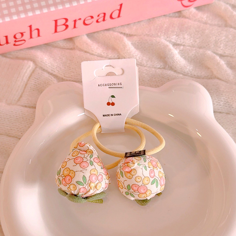 노란색 꽃무늬 딸기 2개