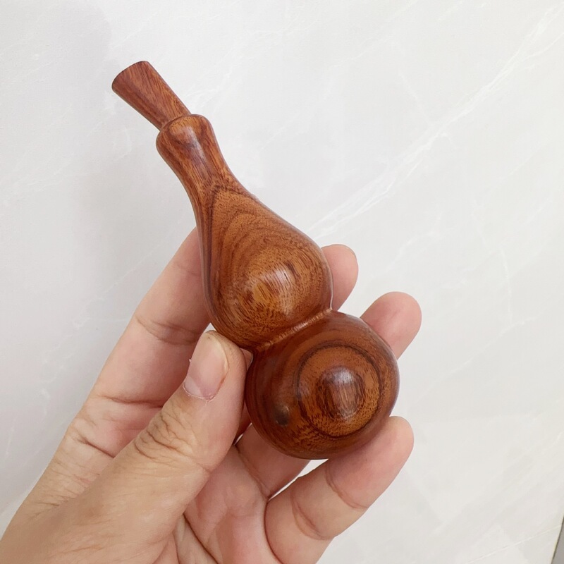 紫光檀瓢箪のハンドルのキーホルダーは黒檀の緑檀の木彫りの工芸品の彫刻の黄色のナシのペンダントを飾ります。|undefined